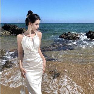白色挂脖吊带连衣裙女夏季鱼尾，高级感包臀长裙，缎面海边度假沙滩裙