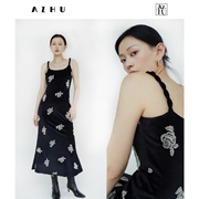 azhu设计感立体钉珠白玫瑰，氛围丝绒连衣裙女黑色，吊带裙轻礼服长裙