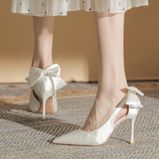 白色高跟鞋配裙子细跟气质，高级感缎面蝴蝶结浅色，法式尖头浅口单鞋
