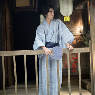 男款日式传统和服正装，浴衣淡蓝色条纹，温泉泡汤服日本旅行写真