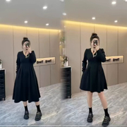大码女装胖妹妹赫本风V领收腰连衣裙2024冬季新款时尚减龄小黑裙