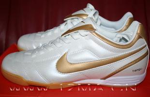 平常穿平底的足球鞋走路舒服吗?|入门交流(求