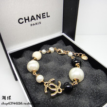 En general 40% de descuento Día de San Valentín en blanco y negro color perla doble C de Chanel estilo Chanel pulsera de diamantes