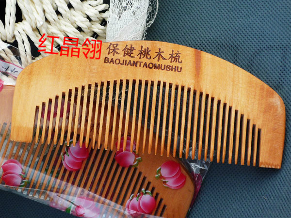天然保健桃木梳子 家庭化妝木梳 防靜電 送父母在類目 家庭/個人清潔工具, 個人洗護清潔用具, 梳子/便攜用鏡, 梳子/化妝梳/按摩梳中 - 來自Buy2taobao.com提供專業的淘寶代購服務