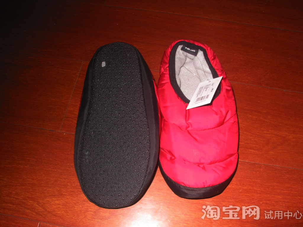 里面还有盒子包装,虽然被压坏了,但里面的鞋子一点也没损坏～鞋盒正反