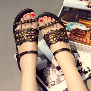  NV11最炫民族风欧美复古雕花镂空铆钉搭扣平底舒适休闲罗马女凉鞋