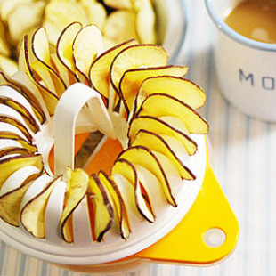 Jane three golden delicious DIY homemade baked potato chips in  microwave oven for baking E9716