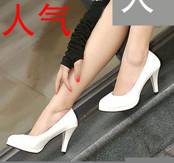 2010特价日韩版公主细高跟鞋婚鞋女单鞋漆<span class=H>皮鞋</span>黑白色红蜻蜓非正品