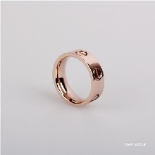 Joyas europeas y americanas pequeñas tornillo de la tarjeta anillo de acero aumentó regalos de oro anillo de titanio Jieqing Ren día para los hombres y mujeres par