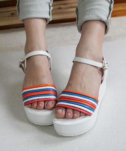  亏本清仓特价凉鞋 2102夏季彩条软细带女凉鞋 中跟搭扣厚底凉鞋