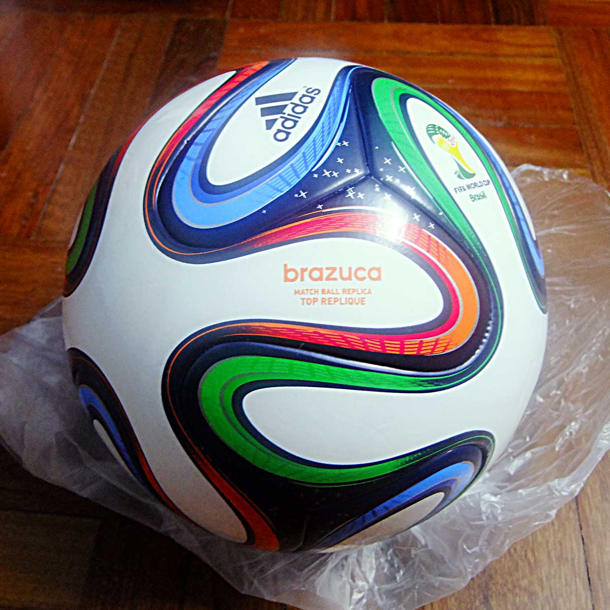 Купить Футбольный мяч ЧМ-2014 Адидас бразука топ реплика мяча термически скрепленный пакет СФ Adidas g73622 Brazuca Top Replica Ball в интернет-магазине с Таобао (Taobao) из Китая, низкие цены