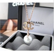 Chanel doble C incienso pequeños colgantes modelos femeninos de oro rosa collar de perlas de oro K no es un fundido perfecto para mayoristas