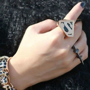  M40093 欧美外贸复古饰品 摩登洋气三角几何S超人闪钻戒指 女 17g