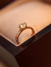 BVLGARI solo anillo de diamantes es la importación de embutidos anillos de diamantes anillo de diamantes y que significa Shi Hualuo anillos de diamantes de cristal significa mujer