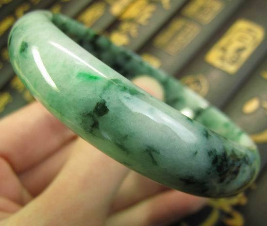 缅甸A货翡翠手镯飘花古典翡翠手镯57.5mm229带证书)) 缅甸A货翡翠手镯飘花古典翡翠手镯57.5mm229带证书))