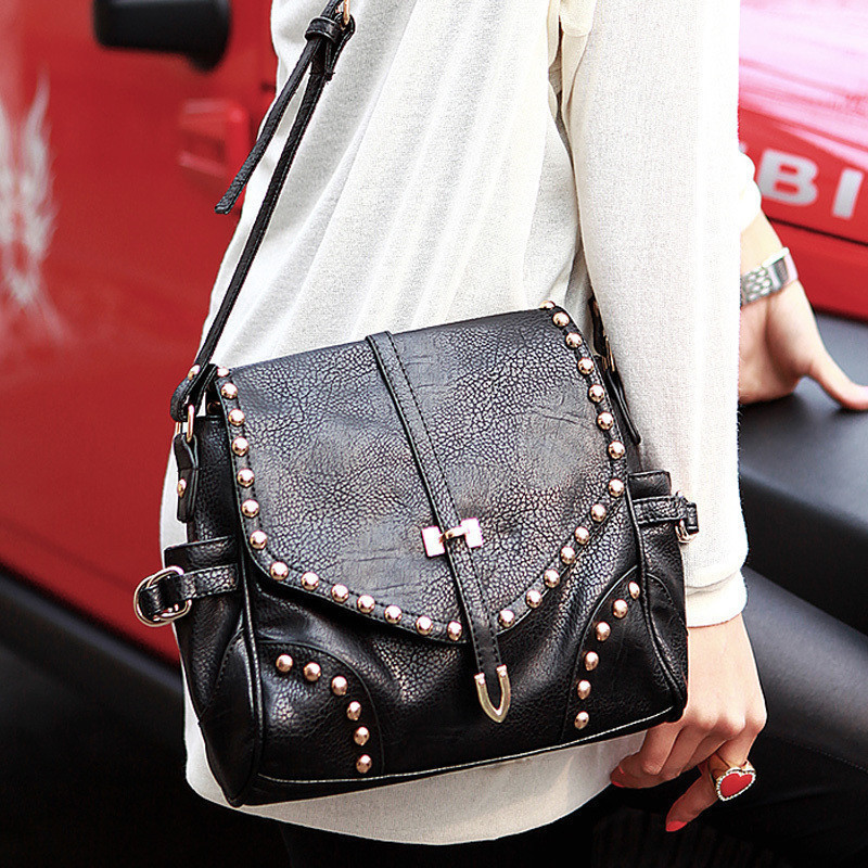 复古时尚铆钉斜挎柳丁...