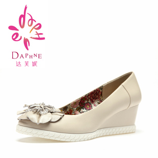  Daphne/达芙妮 新款正品流苏串珠花朵PU圆头坡跟单鞋 1210109
