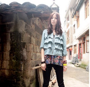 我有一件浅蓝色的牛仔短外套,想在里面穿一件