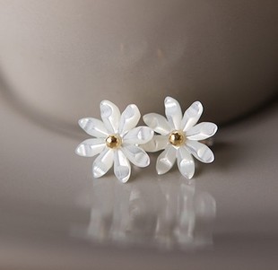 E1055 wear recommend exquisite hand Daisy 925 Silver Needle shell ear pins