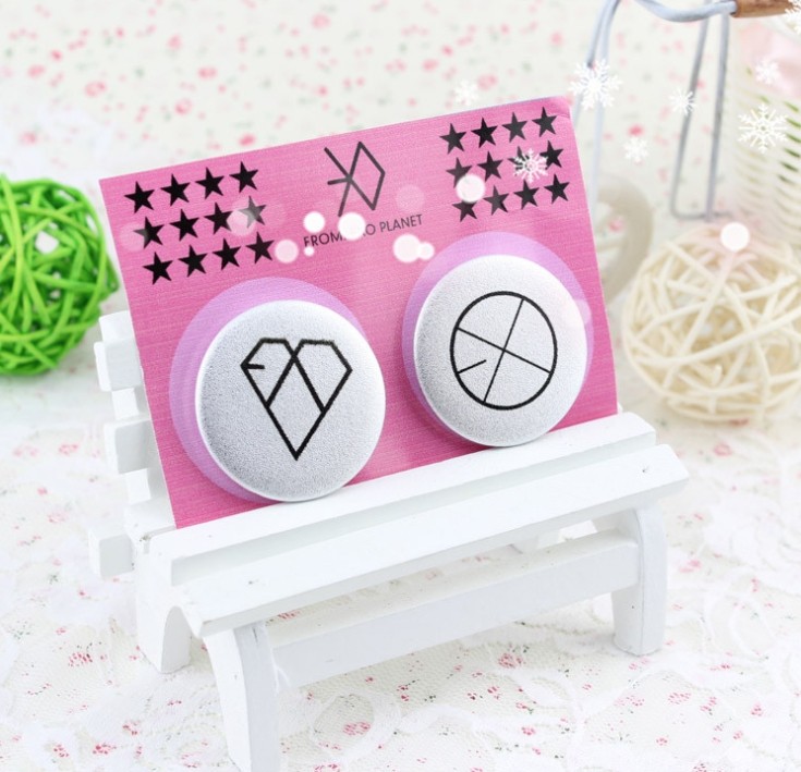 EXO M团K团 标志 同款 周边 磨砂银质徽章 胸针(2枚入)在类目 个性定制/设计服务/DIY, 办公/文具定制, 个性徽章中 - 来自Buy2taobao.com提供专业的淘宝代购服务