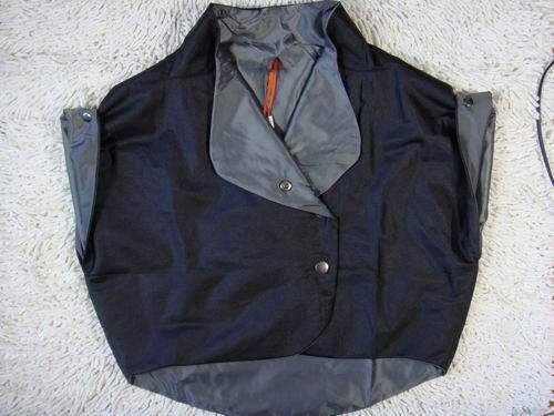 ★明星感の百搭黑色W形收腹小<em>马甲</em>,挂脖式亮