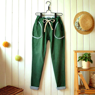帮忙找一条军绿色的裤子,裤脚有褶皱,款式类似