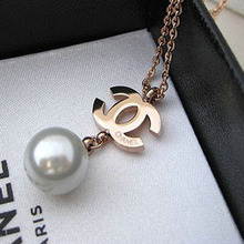 Del mundo real de tiro hermosa pequeños ornamentos colgantes Hong CC collar de perlas con aretes Oh