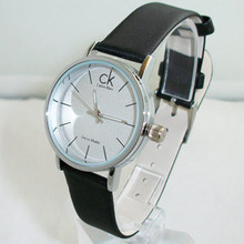 El nuevo reloj par un par de cuero simple cinturón de la moda par de Corea del reloj ck relojes especiales sobre la mesa