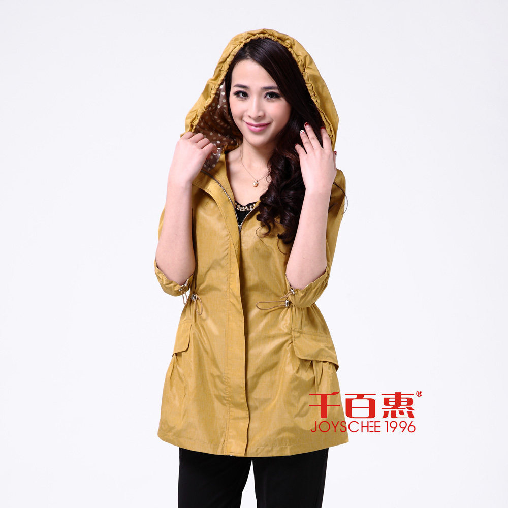 【品牌特卖】 <span class=H>千百惠</span>2012春装新款 品质女装 中长款带帽修身风衣