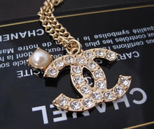 Hong CC mostrador con un pequeño collar de diamantes de la sección con una sola perla K chapado en oro de 2 colores estándar recomendado en el