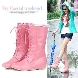 下雨天男生穿米色的雨靴会不会太显眼?另类?