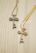 Corea del Sur las importaciones.  Zircon Tiffany clave de la cadena Super Flash delicada clavícula / collar corto.  2 fotografías a color
