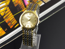Relojes baratos, estudiantes de moda Watch tira tira tira de oro frente a la mesa redonda de moda los hombres reloj de cuarzo de