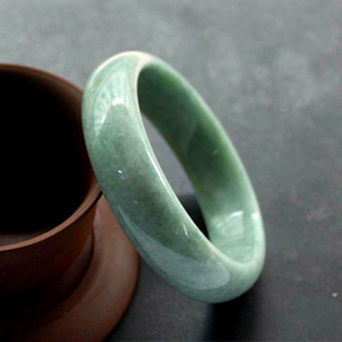  老坑A货翡翠手镯飘花翡翠手镯A货浅绿色翡翠玉镯子缅甸白色玉手镯