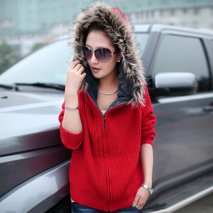 求购一件酒红色的<em>毛衣外套</em>,有帽子的帽子上有