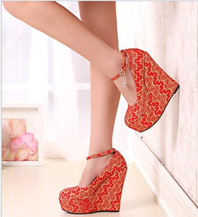 春夏厚底大红色婚鞋超高坡跟15cm蕾丝新娘鞋大码43小码单鞋白女鞋