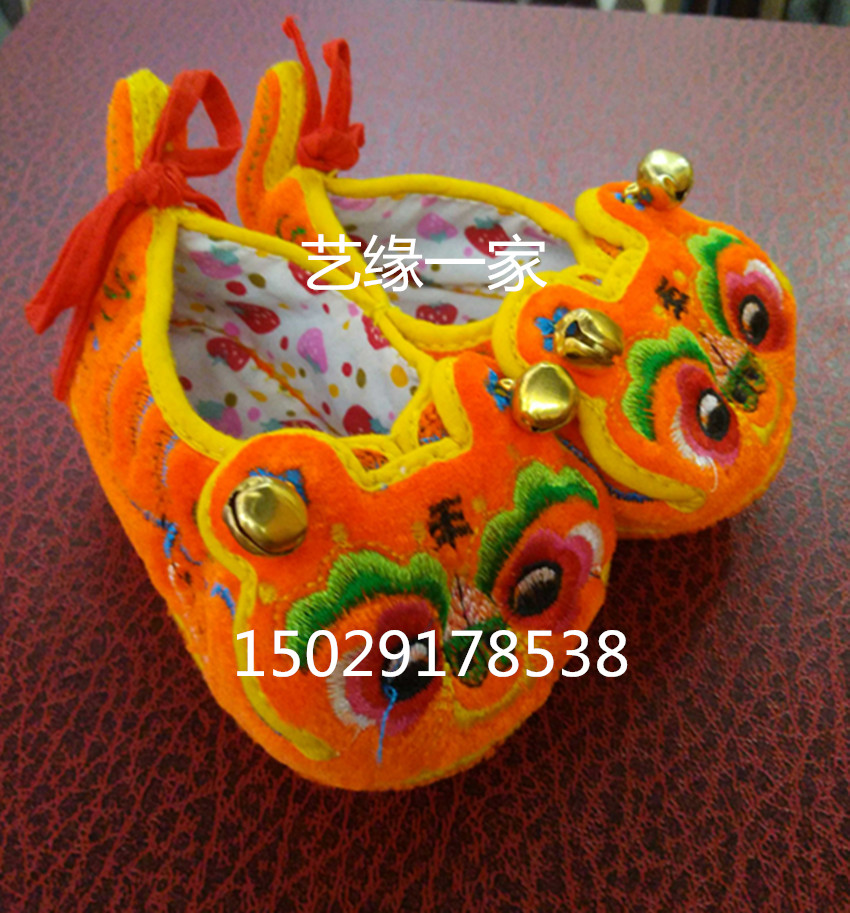 中國特色工藝品布老虎小孩虎頭鞋喜慶祝福送兒童滿月周歲的禮物在類目 特色手工藝, 地區民間特色手工藝, 布老虎中 - 來自Buy2taobao.com提供專業的淘寶代購服務
