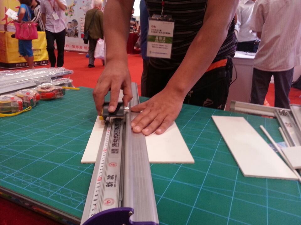 特价KT板裁切尺裁切刀铝合金美工尺防滑防跑偏尺勾刀尺70-200cm|ruв категории электронный словарь/электрический бумажных книг/канцелярские принадлежности, чертеж измерения товаров, все виды правителя/треугольник - от Buy2taobao.com для оказания профессиональной услуги покупки агента Taobao
