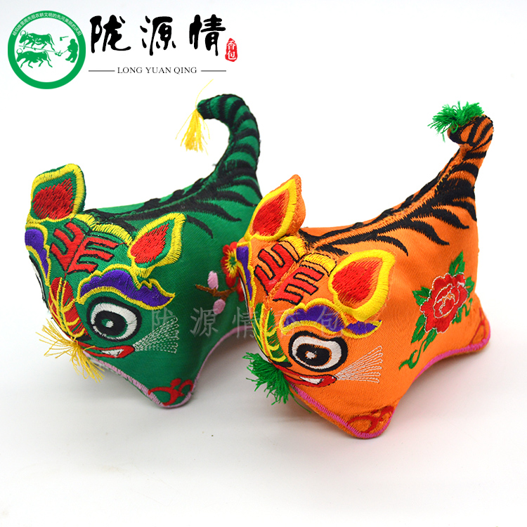 纯手工刺绣布老虎宝宝玩偶满月布玩具虎王庆阳香包民间手工艺品|msdalam kategori Ciri-ciri kraftangan, kesenian rakyat dan kraf Ciri-ciri, sulaman - dari Buy2taobao.com untuk memberikan perkhidmatan ejen Taobao profesional membeli