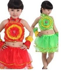 标题优化:儿童花朵造型演出服幼儿红肚兜吊带舞蹈蓬蓬裙群舞手绢舞秧歌服装