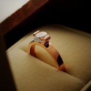 镶嵌一克拉大钻石两爪结订求婚纱照像装饰戒指环镀18k玫瑰金钛钢