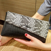 2023韩版女手拿包时尚软皮手机，包个性(包个性，)钱包单肩斜跨链条小包潮