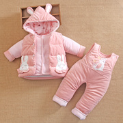 一1岁半款女宝宝秋冬装加厚棉衣袄背带裤三件套童2婴儿服外套装季