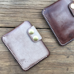 钱卡两用。上面的两个小小扣子配件都采用日本进口ykk纯铜。其他金属配件