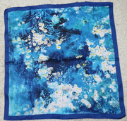 真丝素缎围巾桑蚕丝方巾，蓝色小花朵，90厘米x90厘米-905