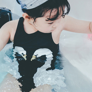 夏季女童游泳衣连体宝宝可爱公主女孩婴幼儿童荷叶边黑天鹅泳衣