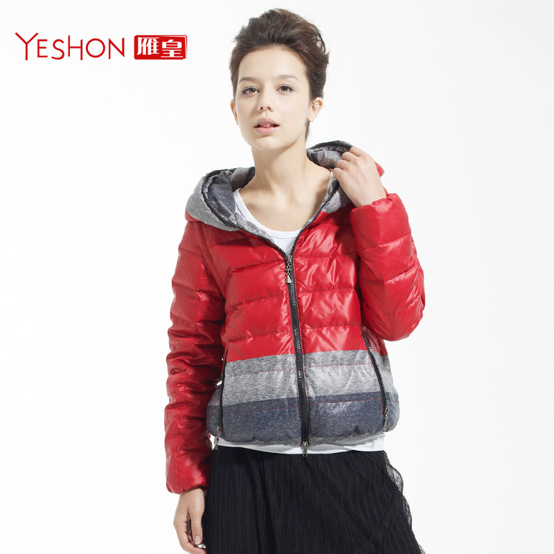 <em>羽绒服茵曼</em>2013冬装波点螺纹拼接连帽修身短