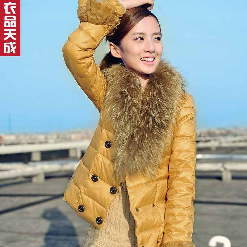<em>衣品天成 冬季女装外套</em> 超大貉子毛领 90%白鸭
