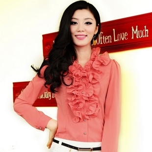 我有一件灰色的大V领针织衫,想找一件里面配的