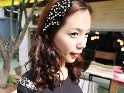 <em>学盘头发</em>的方法韩国美眉变换长梨花头发发型-